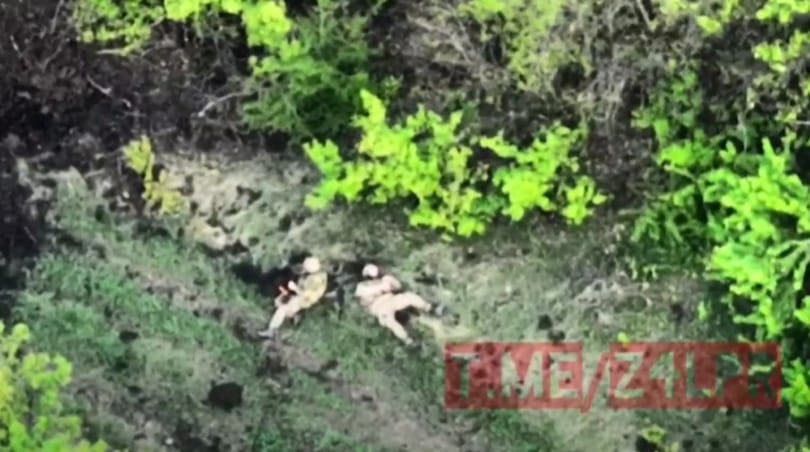 Sebesült bajtársát mentette volna az ukrán katona, ő sem élte túl – videó