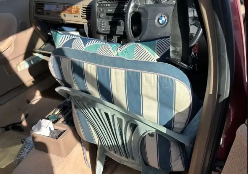 Nem csak nálunk vannak bontószökevények: műanyagszék volt a sofőrülés ebben a BMW-ben