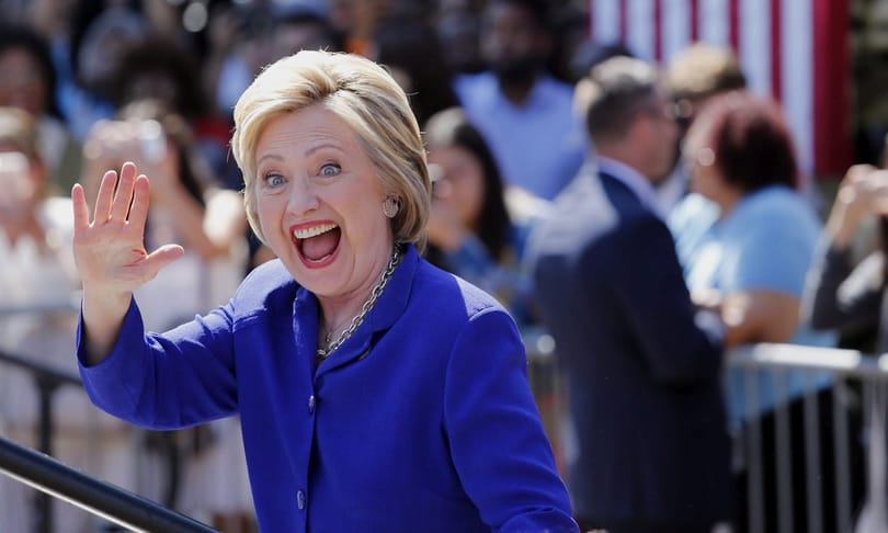 Leleplezték Hillary Clinton mellszobrát Albániában
