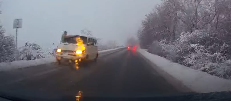 Az oldalablakon kibújva törölte az utas a szélvédőt Dunaújvárosnál – videó