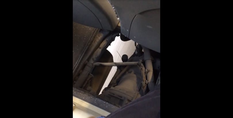 Videó: Méretes lyuk tátongott egy budapesti busz padlóján, egy gyereket is elnyelt volna