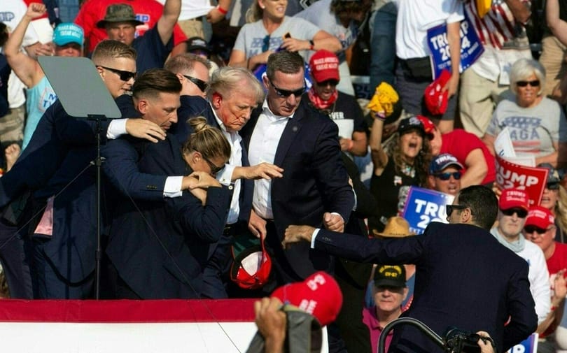 Úgy tűnik, fotón is megörökítették a Trump feje mellett elsüvítő lövedéket
