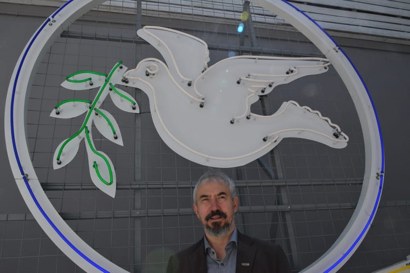 Neon-békegalambbal készült Magyarország Velencére