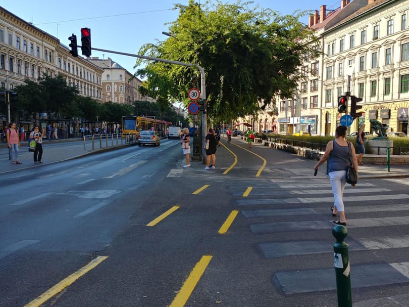 Üzletek visszacsábításával, állandó bringasávokkal újítanák meg a Nagykörutat Karácsonyék és az érintett kerületek