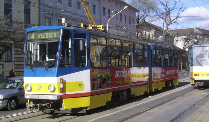 Érintős bankkártyával is lehet majd villamosjegyet venni Szegeden
