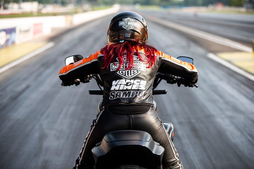 Új világrekordot állított be a Harley-Davidson elektromos motorja, időben és sebességben is
