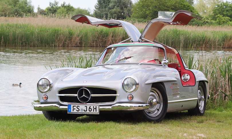 Nyugatnémet időgép: teszten a szuperritka sirályszárnyas Mercedes 300 SL
