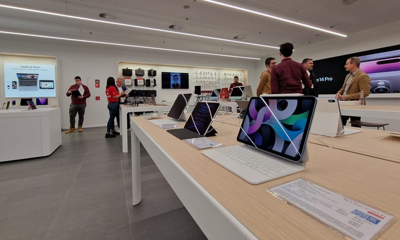 Órákig álltak sorba az akciós MacBookokért Budapesten