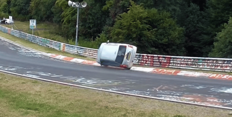 Videó: Két keréken száguldott a kis Daihatsu a Nürburgringen, igaz nem önszántából