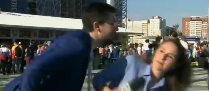 Kiosztotta a riporternő a férfit, aki élő adásban próbálta megcsókolni