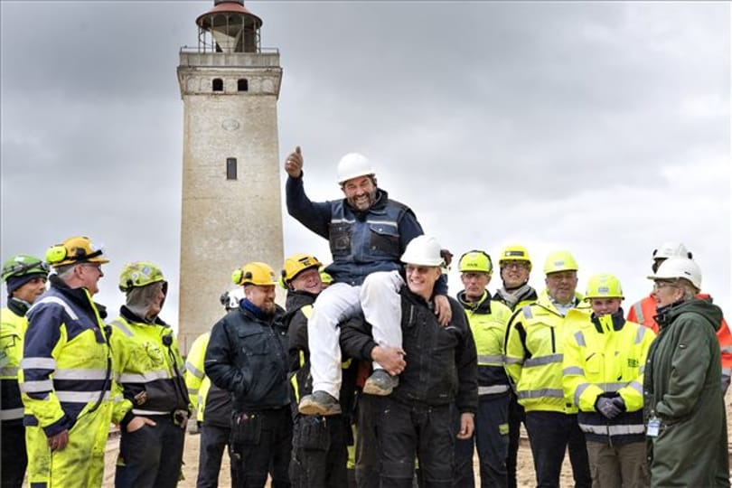 Odébb toltak Dániában egy 120 éves világítótornyot, hogy nehogy összedőljön