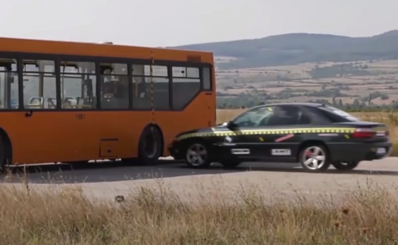 Nézze meg milyen, amikor egy autó kétszázzal rohan bele egy buszba