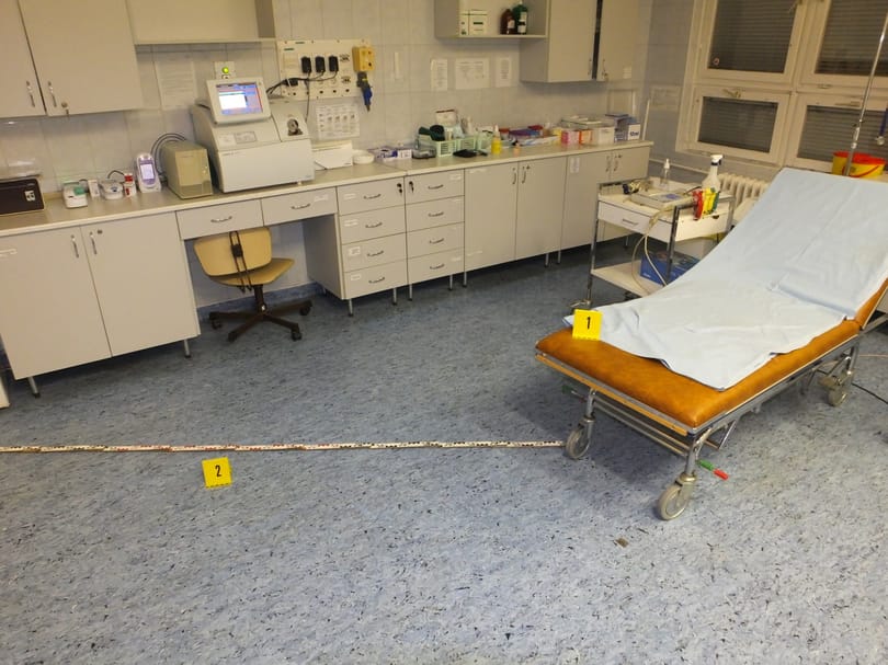Rátérdelt és ököllel akarta ütni az őt ellátó nővért egy 18 éves fiú