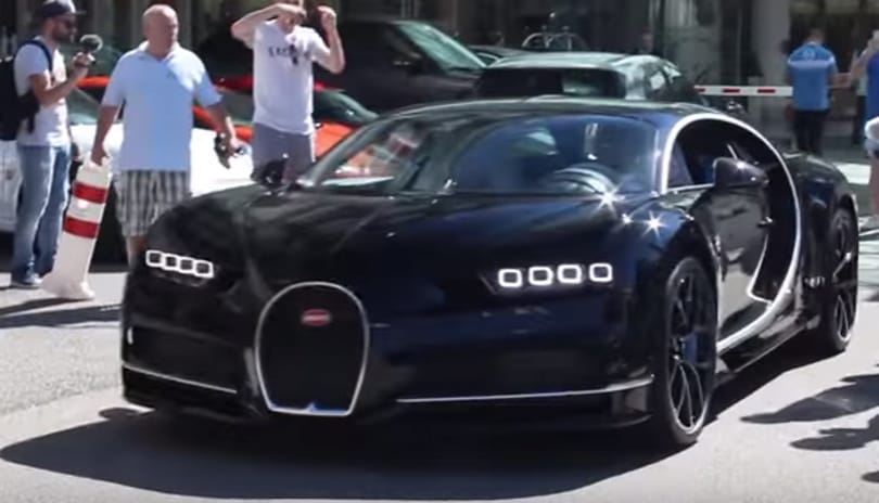 Az első Bugatti Chironra még Monte Carlóban is megáll az élet – videó