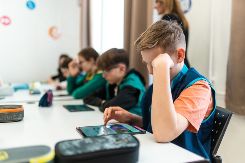 Mi történik egy digitális tanteremben, ami egy valódi iskolában van?