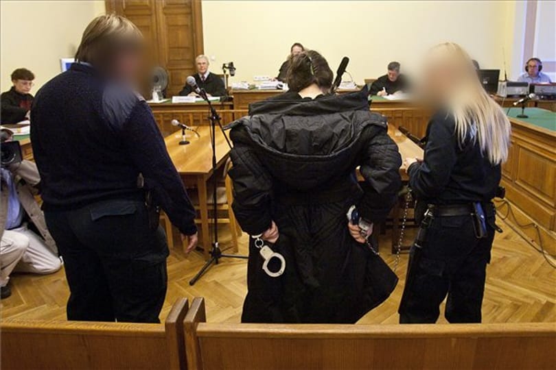 A magyar rendőrség gondolkodás nélkül rak bilincset bárkire