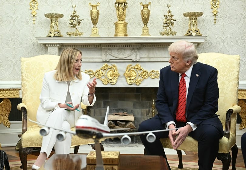 „Szörnyű kudarc” – elnézést kért Meloni tolmácsa, amiért leblokkolt a Trumppal folytatott tárgyaláson
