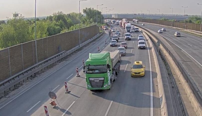 Megint több kilométeresek a dugók az M0-son, alig lehet haladni