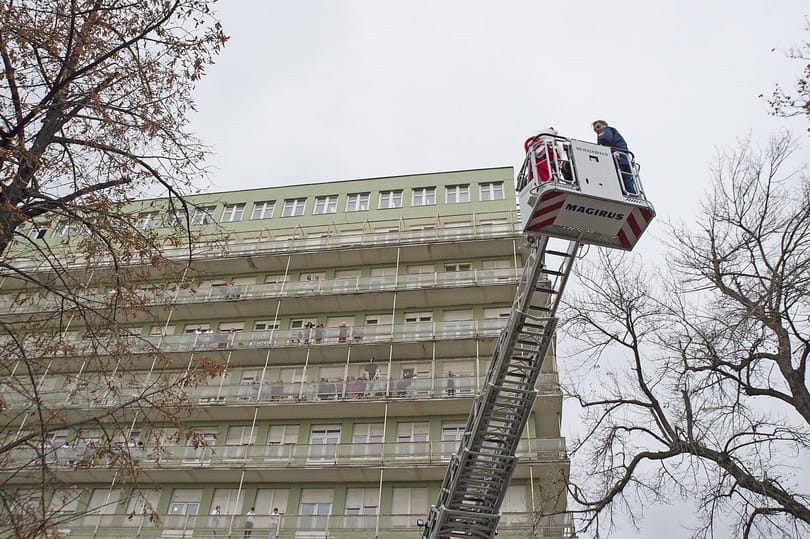 Fotó: Emelőkosárban érkezett a Mikulás a beteg gyerekekhez a Fiumei úton