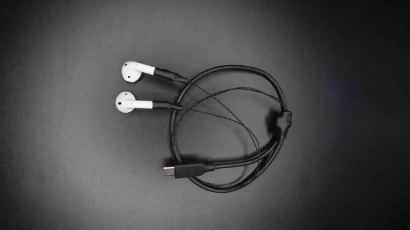Vissza a jövőbe: elkészült az első AirPods fülhallgató, ami vezetéket kapott
