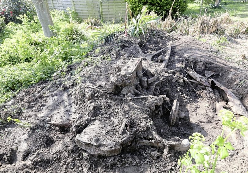 Felásta új házának kertjét egy férfi és egy autóritkaságot talált