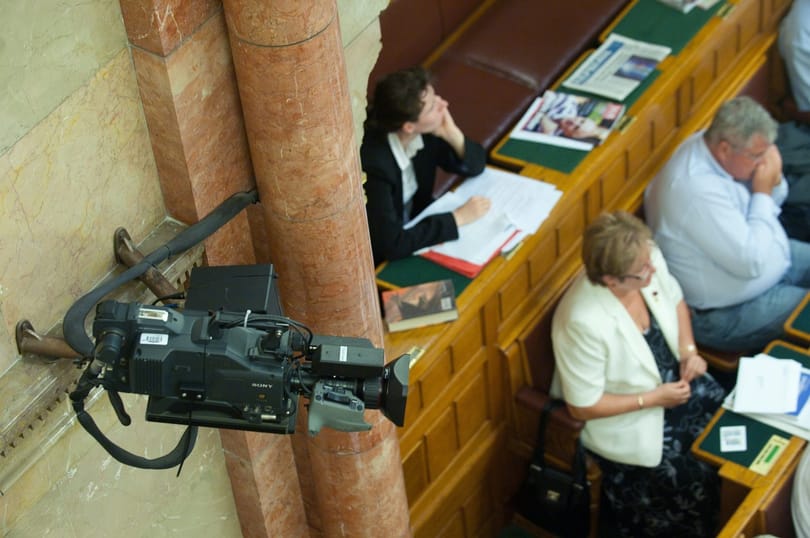 Kamerával kukkol a főnök? Mutatjuk, mikor és hogyan teheti