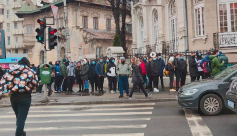 A csendőrségnek kellett oszlatnia az ingyen hamburgerért összegyűlt tömeget Bukarestben