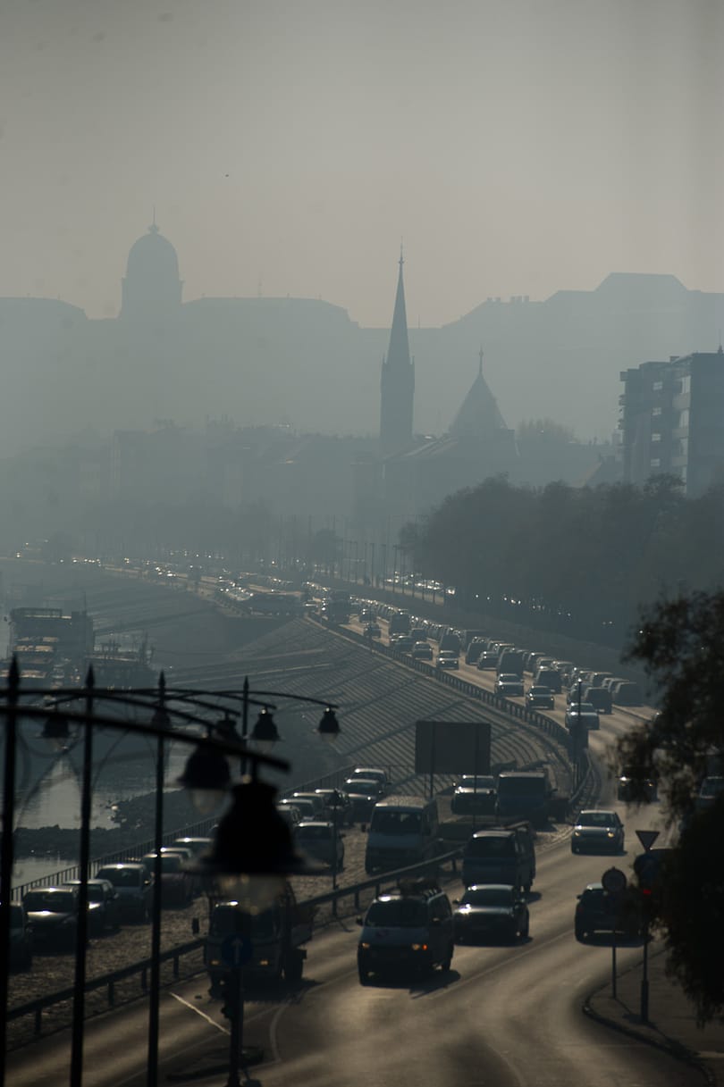 Kipufugószűrővel és új buszokkal küzdene a szmog ellen a kormány