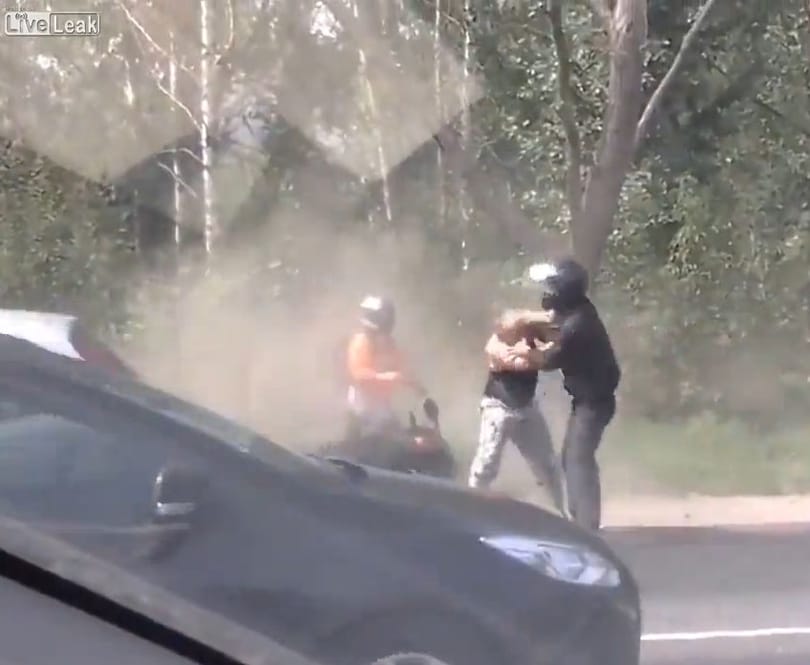 Újabb közúti bunyó Oroszoroszágból: motoros a kamionos ellen – videó