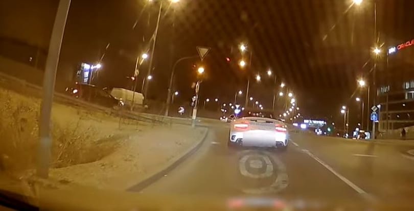 Zöld jelzésnél megállt a Porsche és megvárta, amíg mindenki pirosat kap - videó