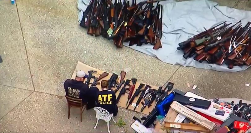 Több mint ezer illegális lőfegyvert foglaltak le egy Los Angeles-i villában – videó