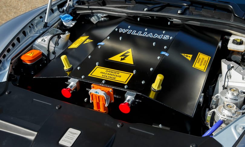 Gyászos hír: az Aston Martin kukába dobja a V12-t, és villanymotorra vált