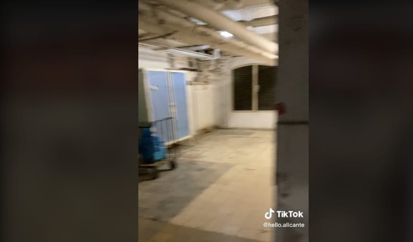 Omladozó vakolat, bűz – videón mutatták meg a Péterfy-kórház fül-orr-gégészetére vezető belső átjárót
