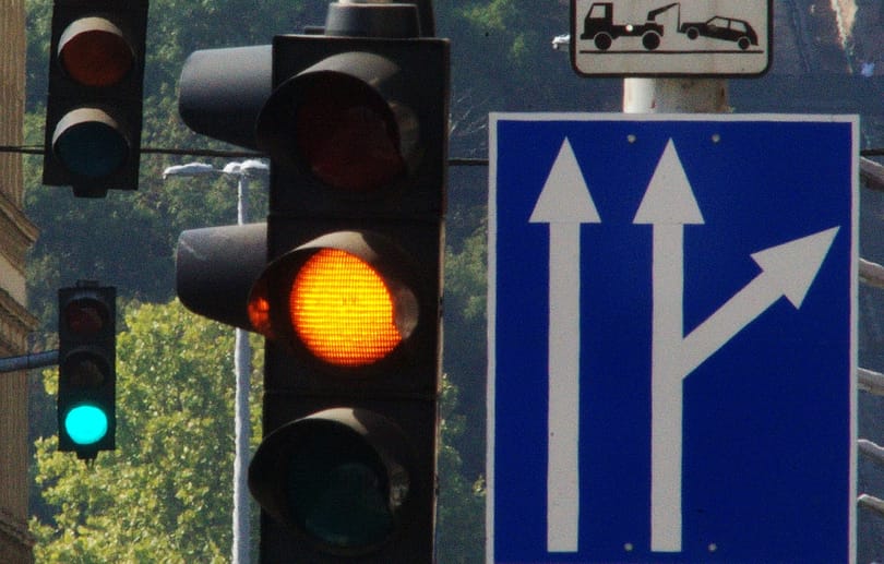 Felrobbant egy jelzőlámpa a Lövölde téren, többen megsérültek