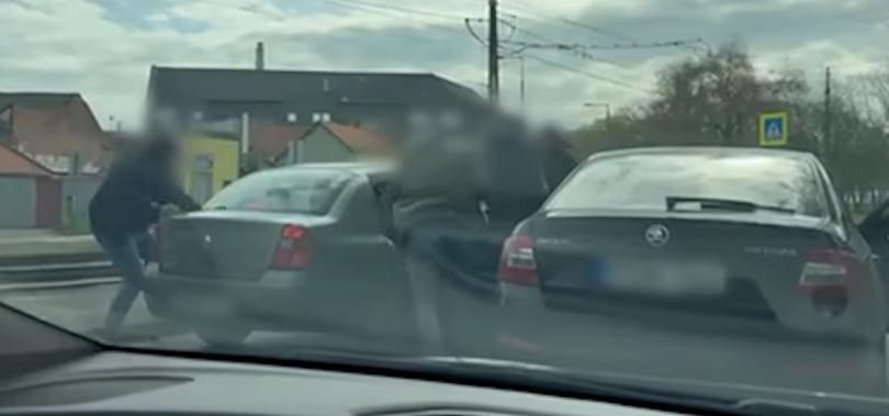 Kilenc autót tört fel három férfi, az autójukból rángatták ki őket a rendőrök – videó