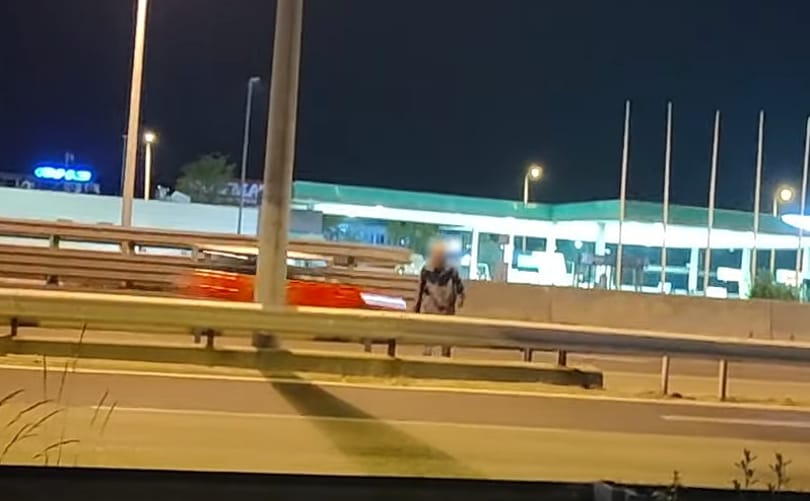 Életveszélyes mutatvány: átsétált az M1-M7-esen egy részeg férfi
