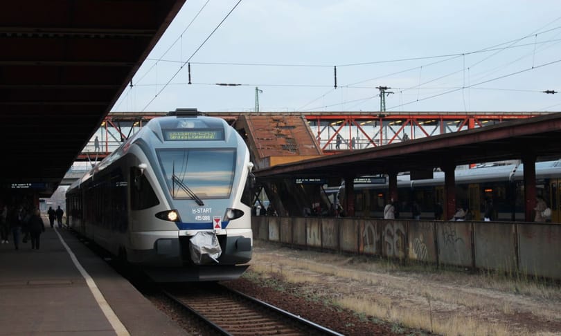 Álló felvonók, omló állomások, félkész projektek - csak úgy szórjuk a pénzt a vasútra
