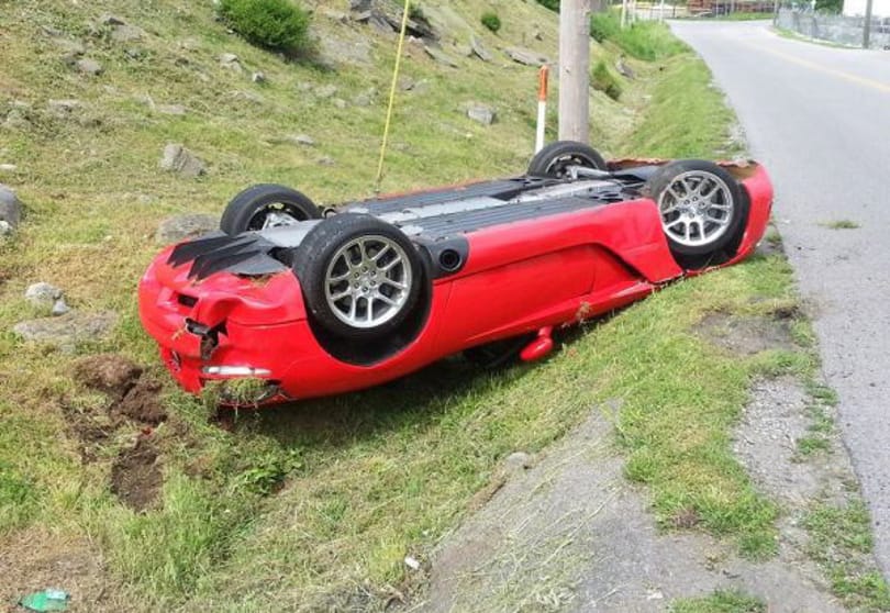 Értékesítő borított tetőre egy Dodge Viper - fotó