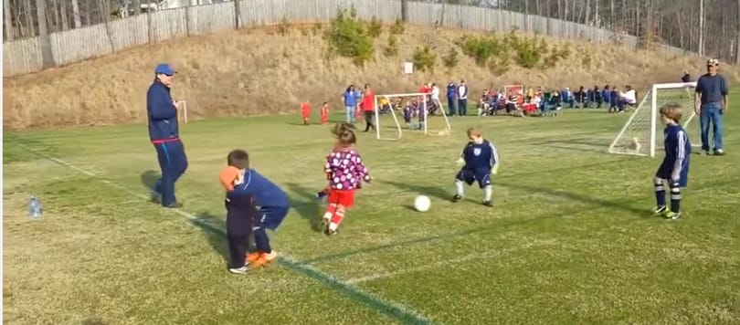 Ennél kedvesebb jelenet focipályán nem nagyon van – videó