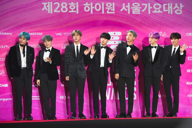Elnémul a legismertebb K-pop-együttes, mert kezdődik a tagok katonai szolgálata