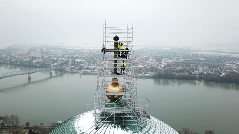 Kiderült, mit rejt a 166 éves időkapszula, amit az esztergomi Bazilika keresztjében találtak