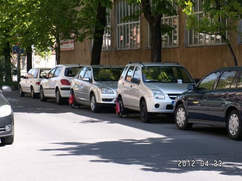 Tényleg kerékbilincs jár, ha rossz irányban parkolunk az út szélén?