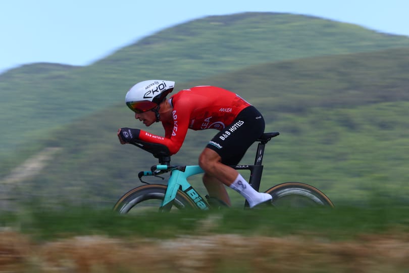Törött lábbal tekert be a Giro céljába egy bringás, miután belezuhant egy szakadékba