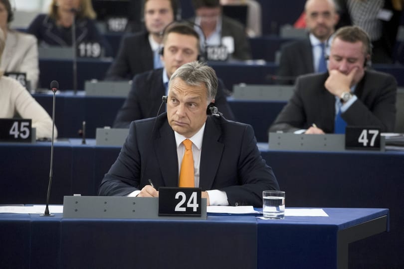 A magyar kormányt keményen bíráló határozatot fogadott el az EP