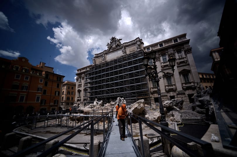 A kiszáradt Trevi-kútba is dobálják a pénzt a turisták