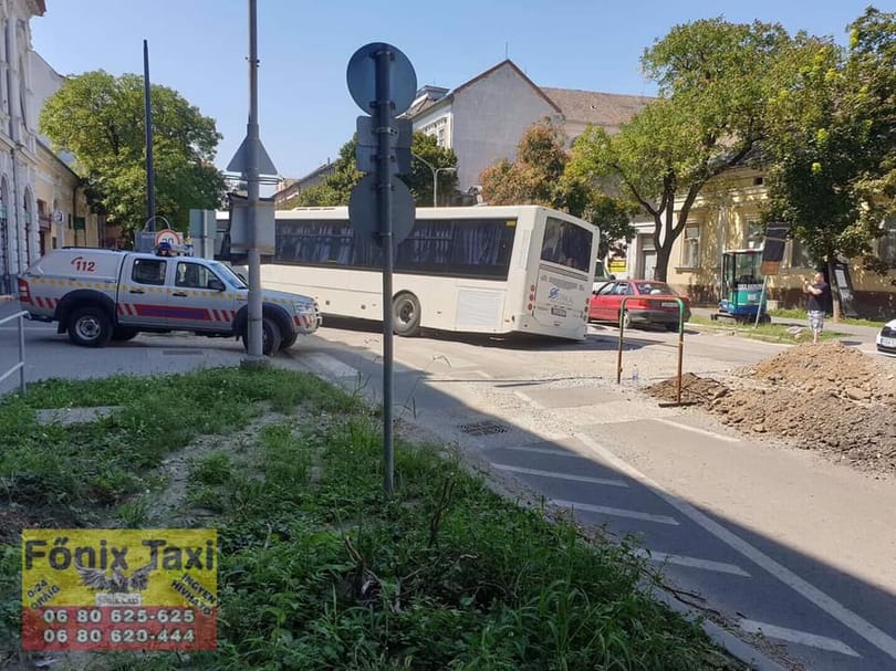 Belesüppedt a hódmezővásárhelyi tramtrain árkába egy busz