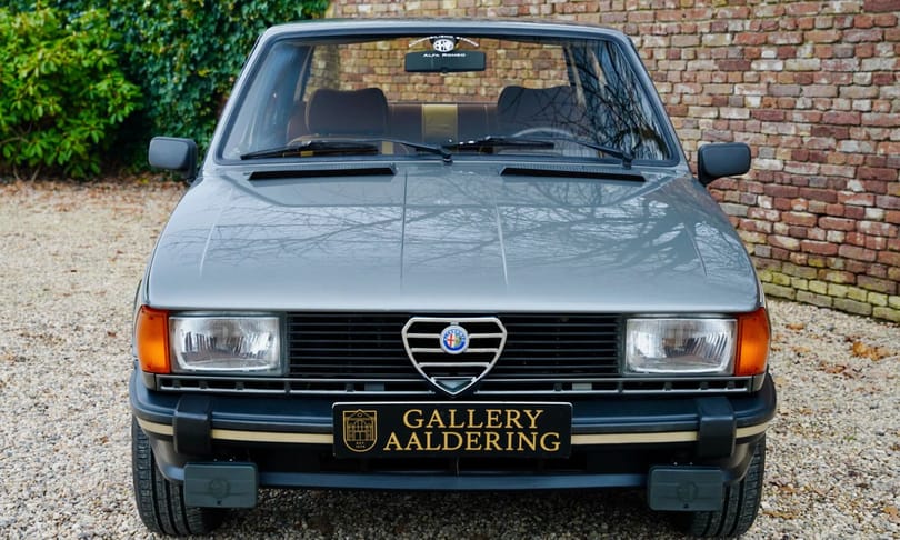 Hihetetlen, de alig 5 ezer kilométerrel vár új gazdára ez a 44 éves Alfa Romeo