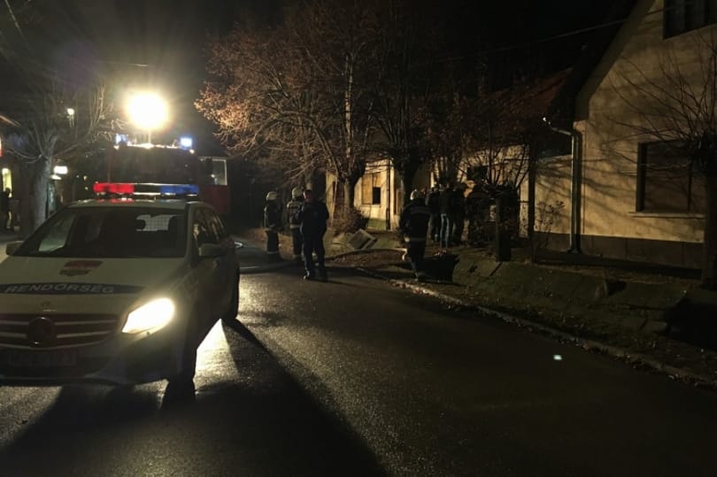A karjában hozott ki egy rendőr egy mozgáskorlátozott nőt az égő házból
