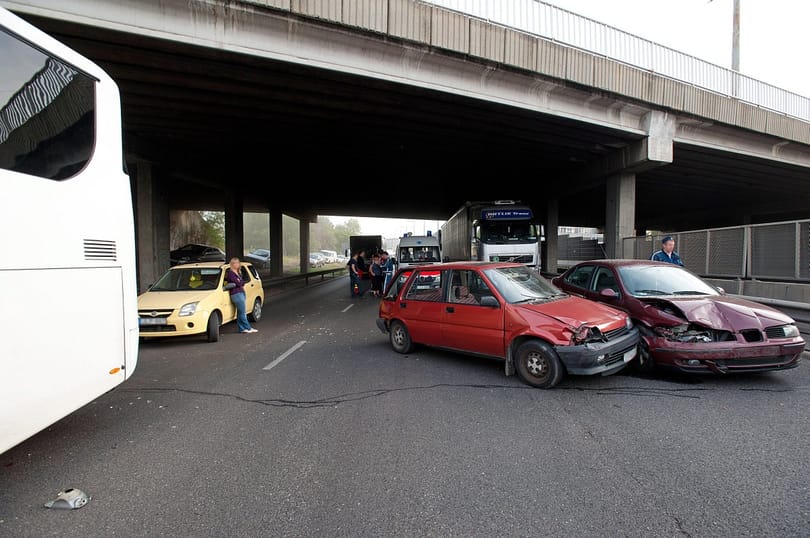 Busz és autók ütköztek, gigadugó alakult ki az M3-ason