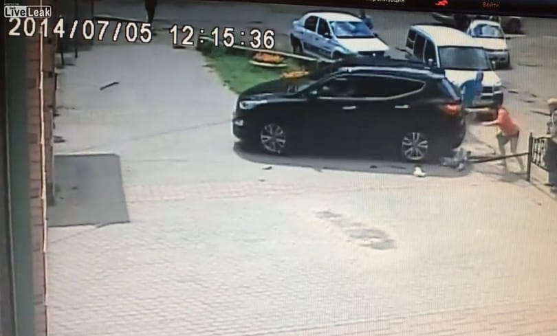 Gyermeket gázolt a bénázó autós, kiütötte a dühös apuka - videó